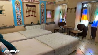 اتاق ۲ تخته سه دری خانه سنتی ماه منیر- شیراز